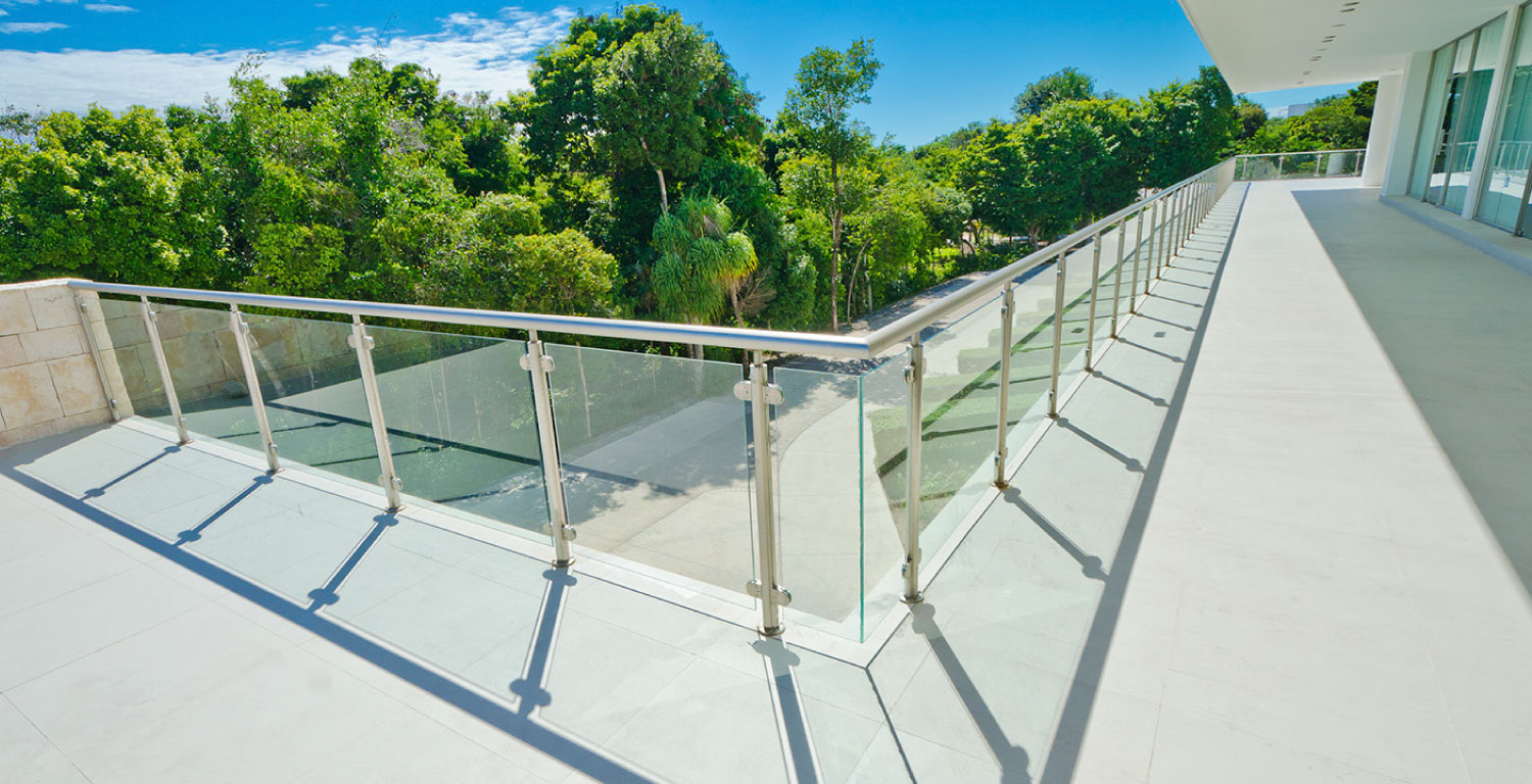 מעקות זכוכית למדרגות